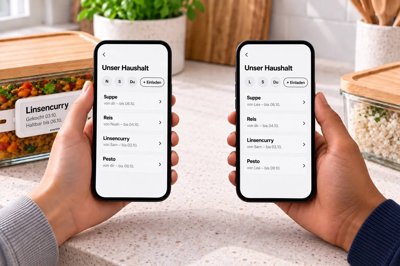 Zwei Hände halten zwei Handys mit demselben App-Screen «Unser Haushalt»